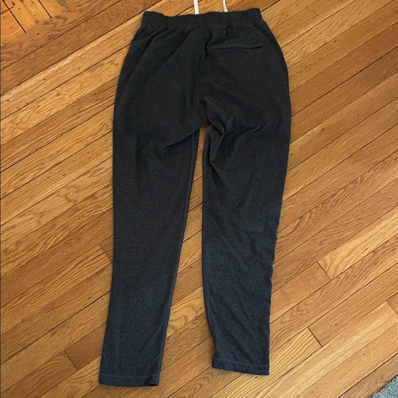 Vuori Men’s Small Charcoal Jogger Pants - Picture 6 of 6